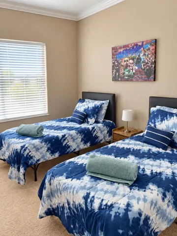 Furnished bedroom with two twin beds. Esta conversa está sendo útil até agora?