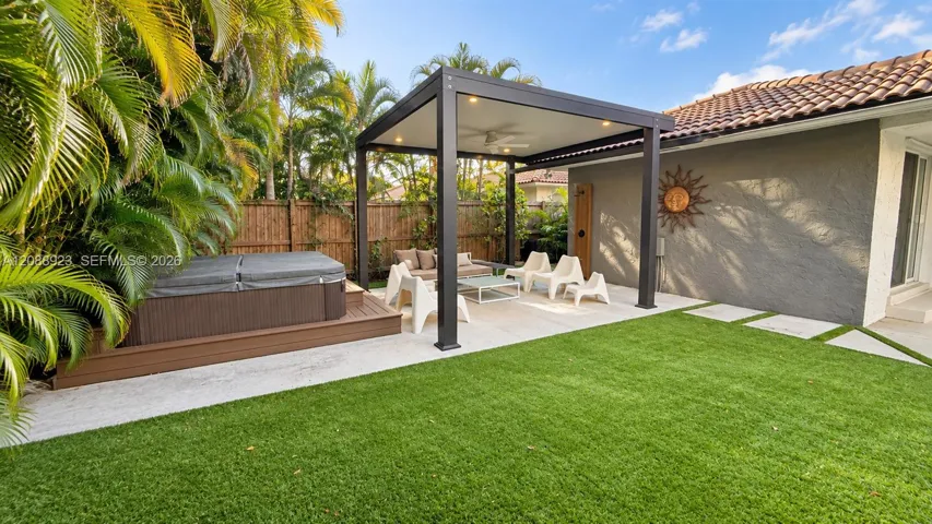 Outdoor Sitting area with Hot Tub Spa