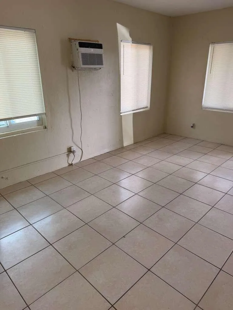 1304 NW 4 ST LIVING ROOM 2