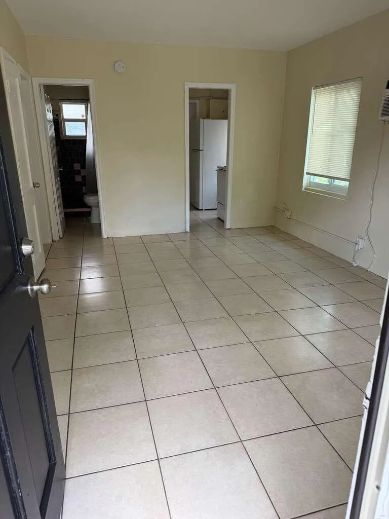1304 NW 4 ST LIVING ROOM