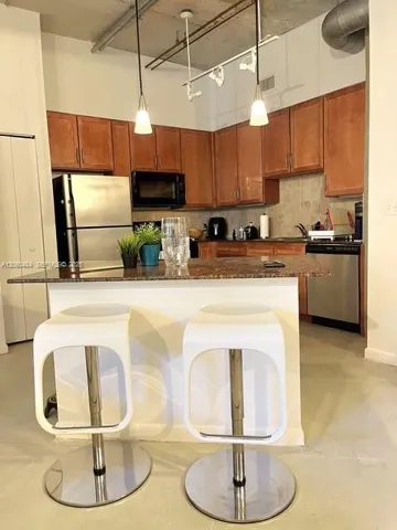 Large trendy eat-in kitchen