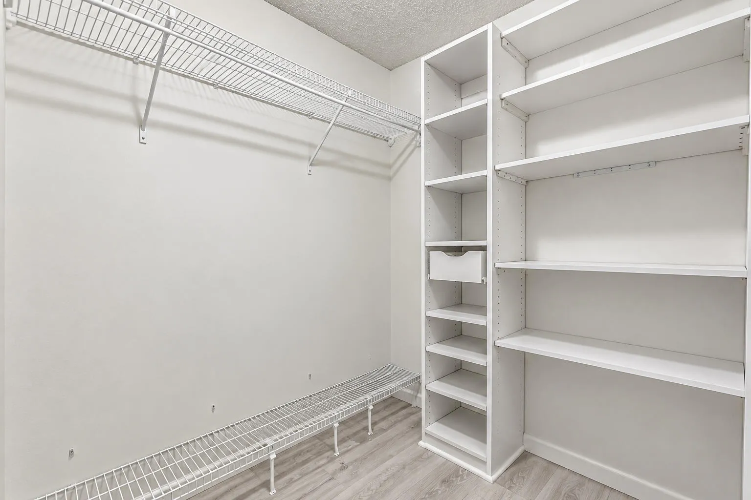 WALK-IN CLOSET