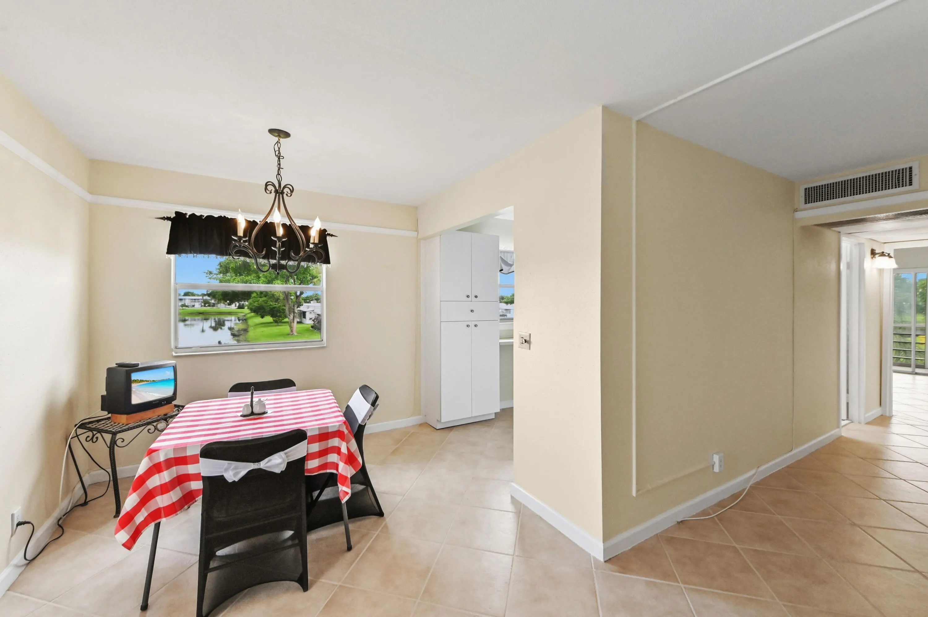 09 Dining room 01