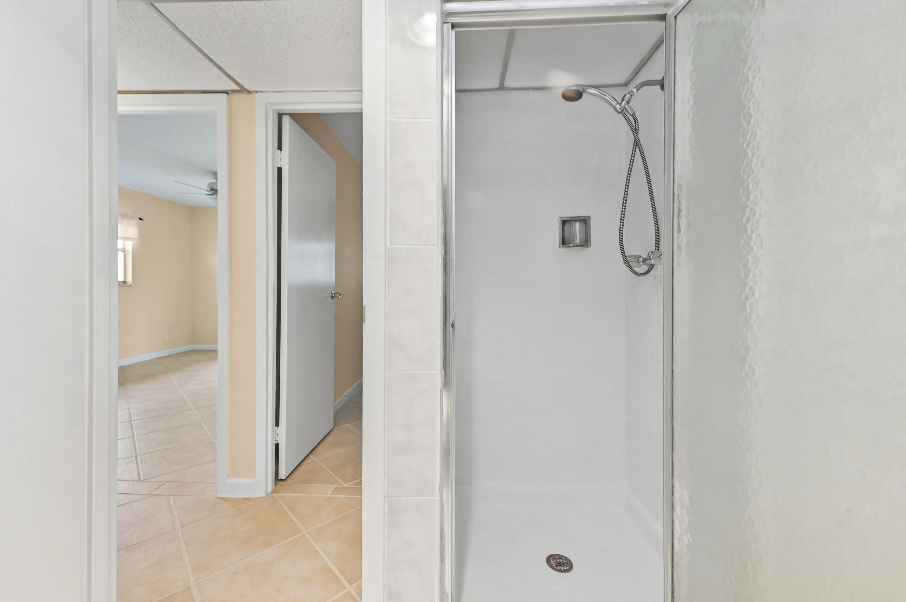 16 Bathroom 02