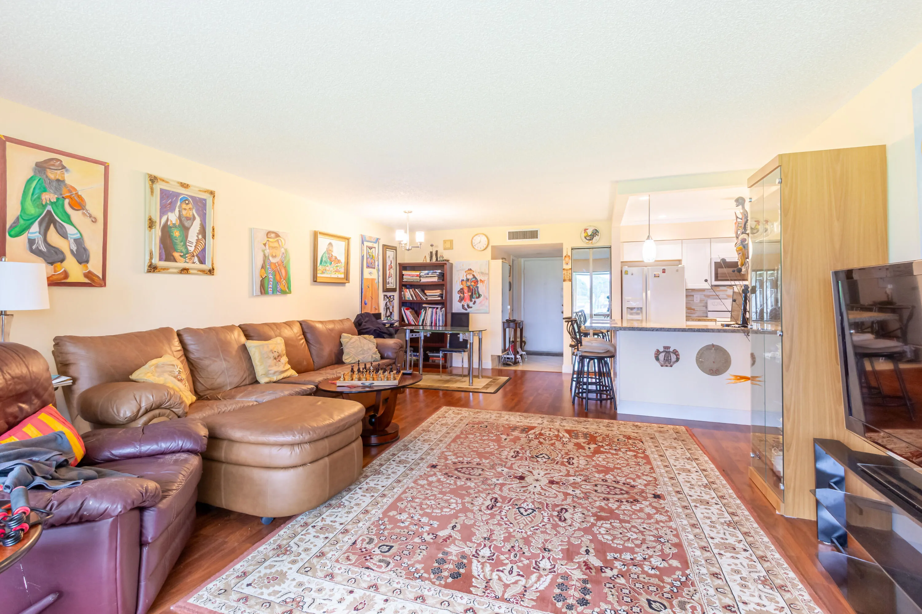 Large Living room/dining room