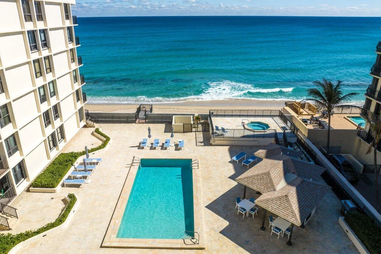 Beautiful Pool Deck & Spa right on the Ocean