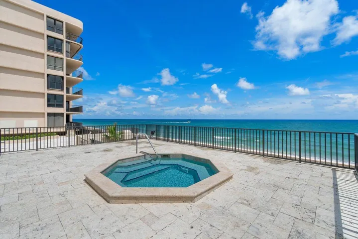Amazing Hot Tub right on the ocean