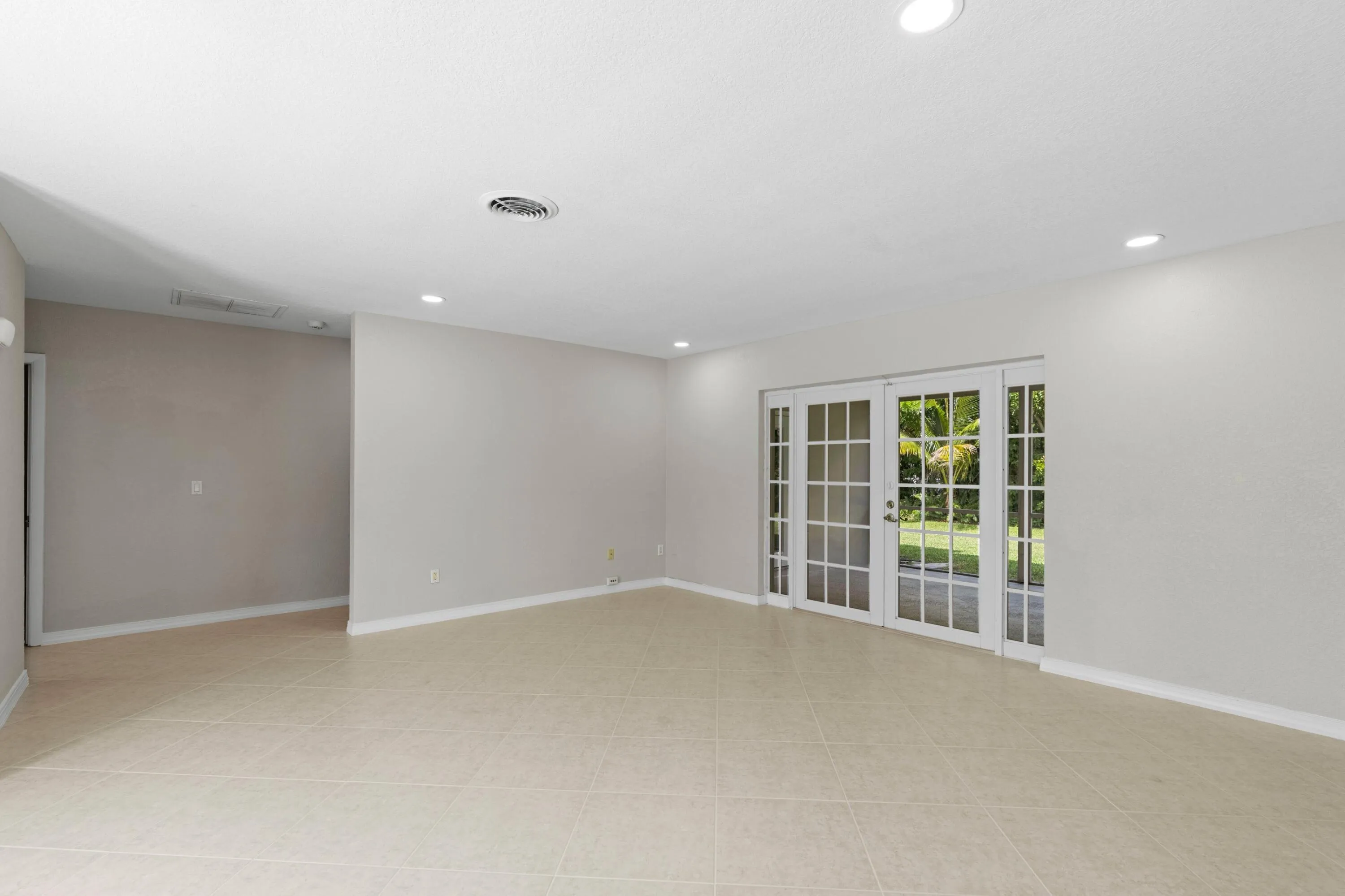 4471 NW 6th Ct - Living 4