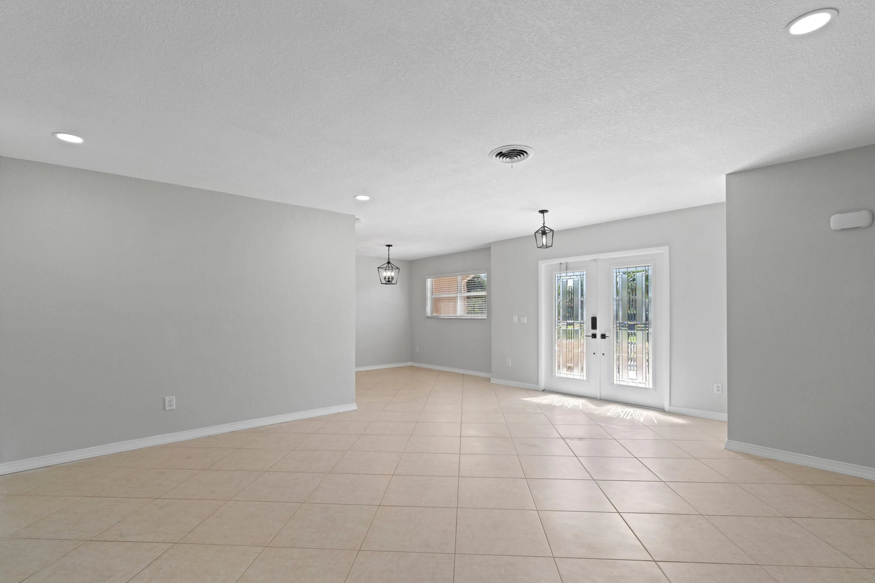 4471 NW 6th Ct - Living 3