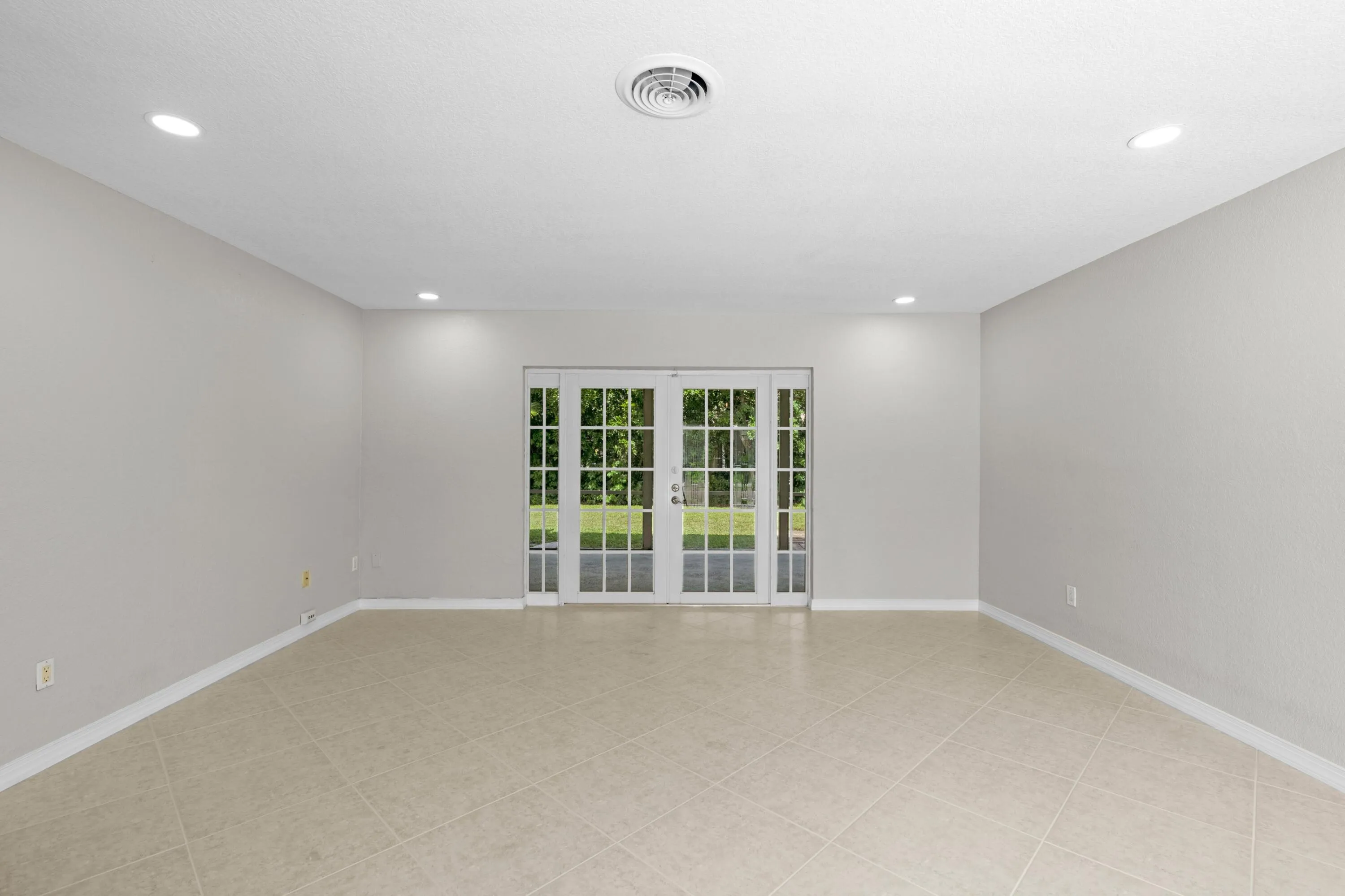 4471 NW 6th Ct - Living
