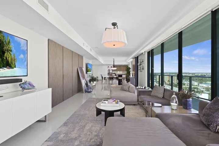 Every angle provides ocean views, every detail is perfection. If bespoke luxury is what you have been looking for, you will find it in Sabbia 1402.