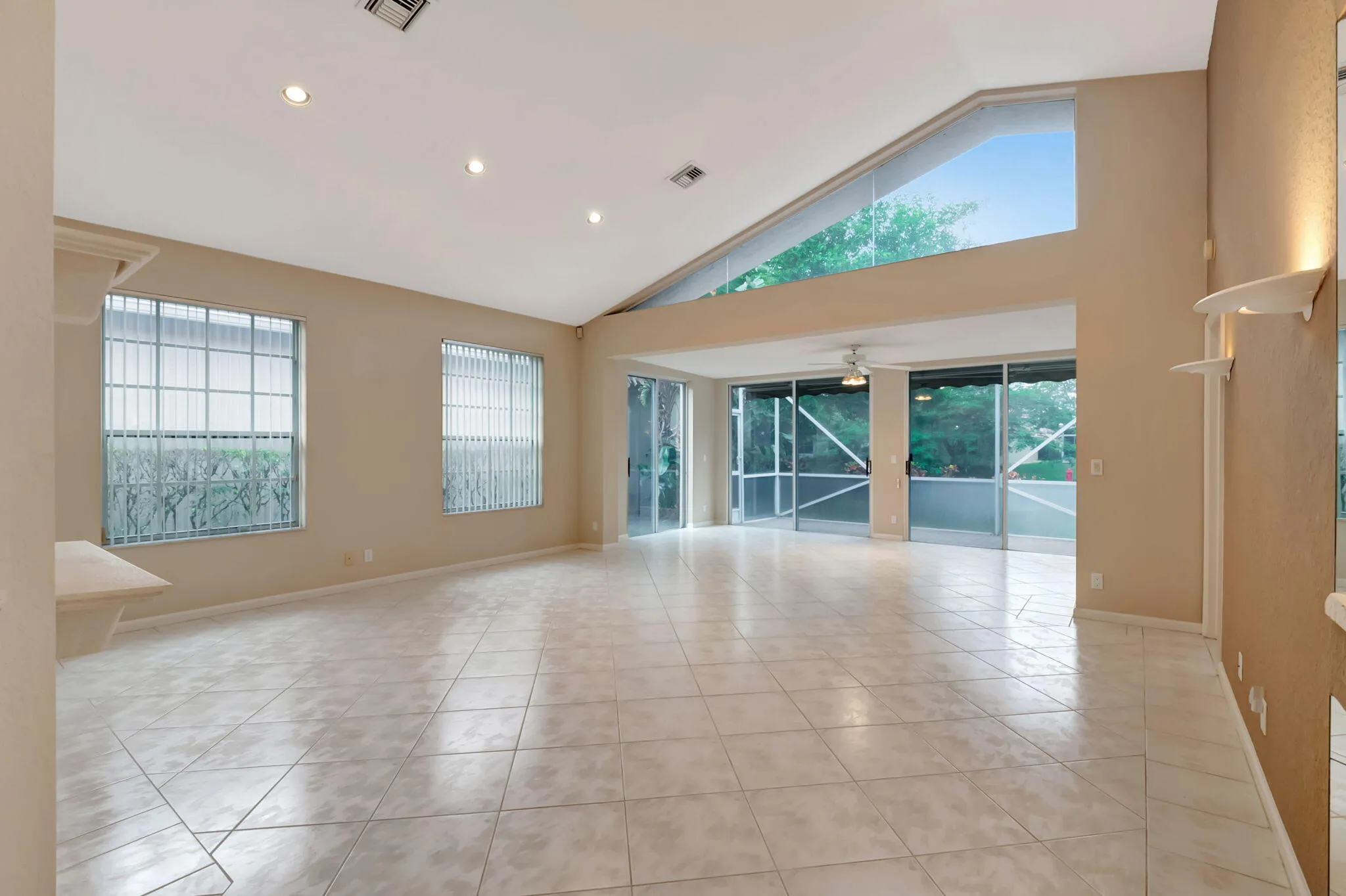 Living + bonus space