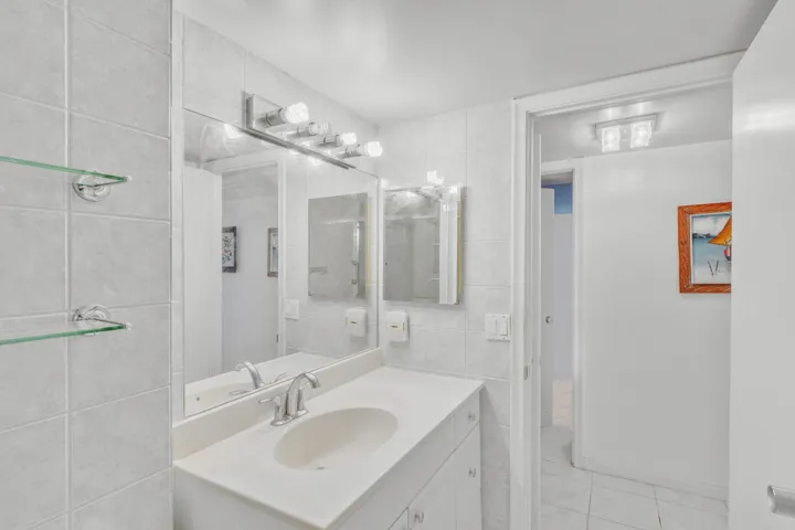 11 Guest Bathroom (4)