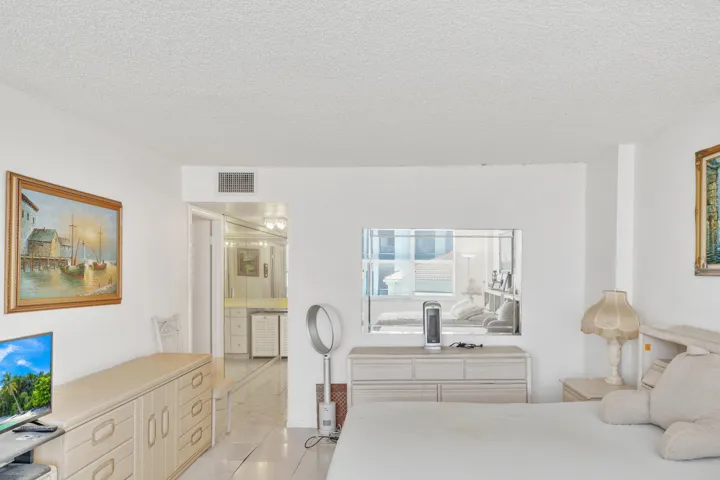 13 Primary Bedroom (4)
