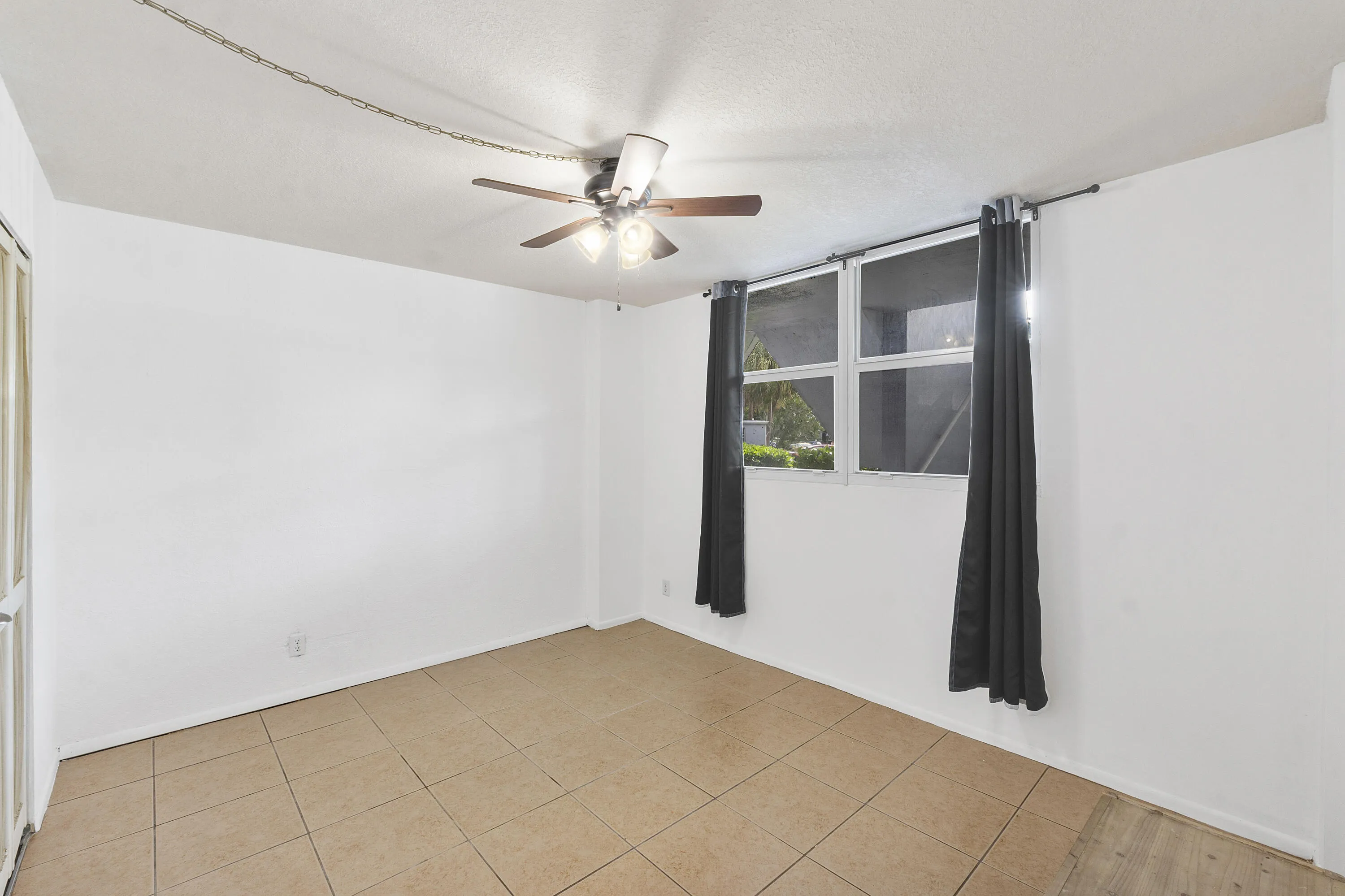 113 Royal Park Dr 1H_006