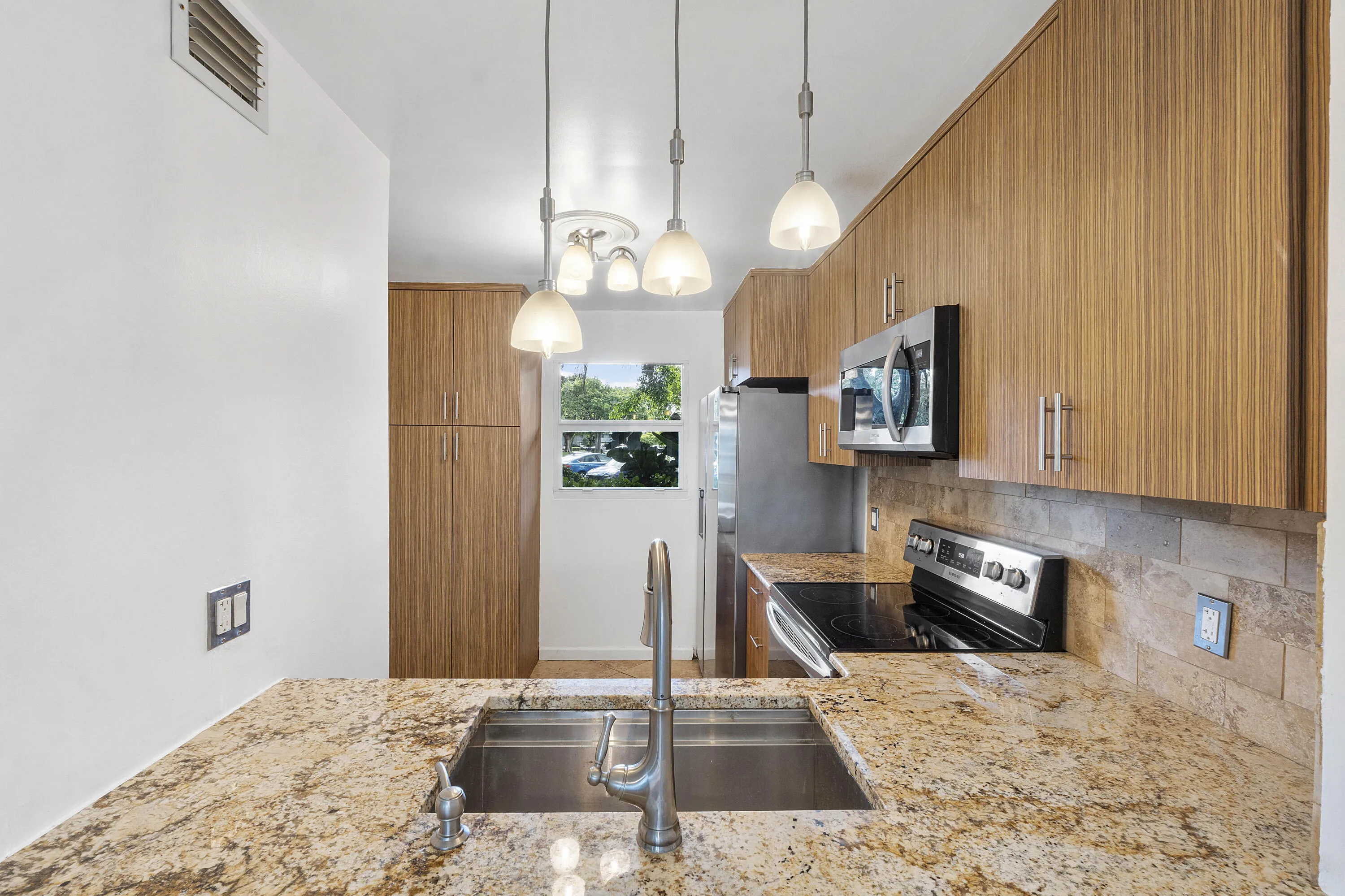 113 Royal Park Dr 1H_013