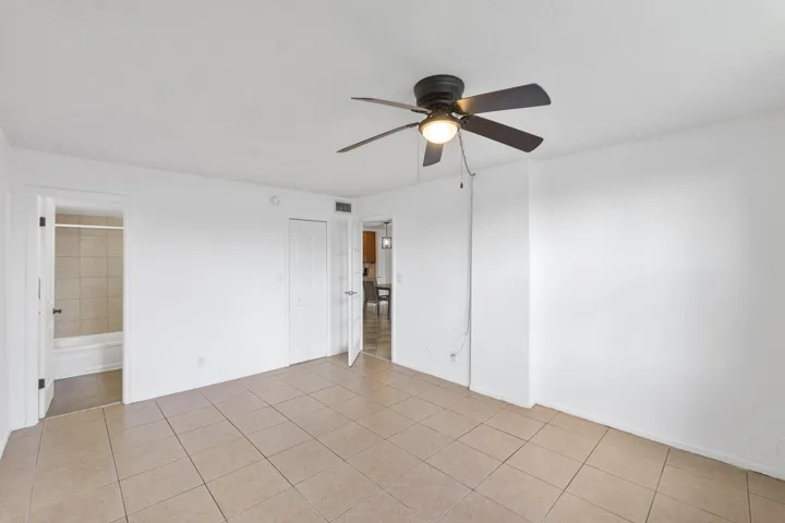 113 Royal Park Dr 1H_004