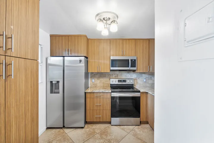 113 Royal Park Dr 1H_010