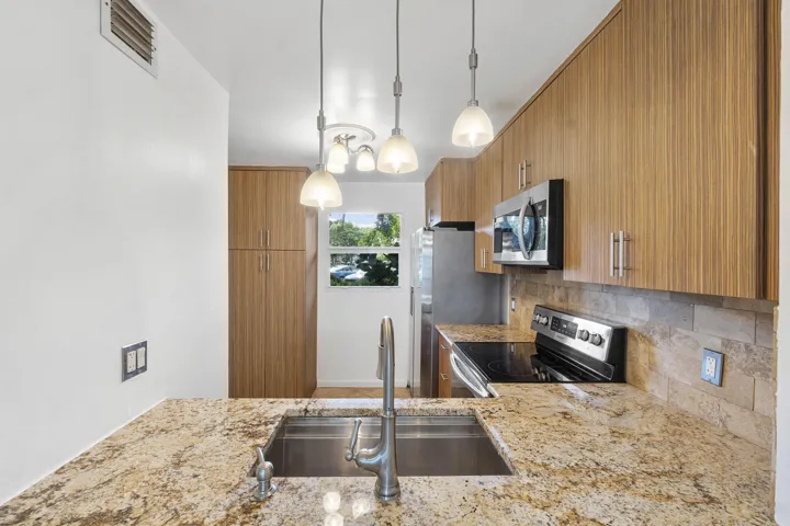 113 Royal Park Dr 1H_013