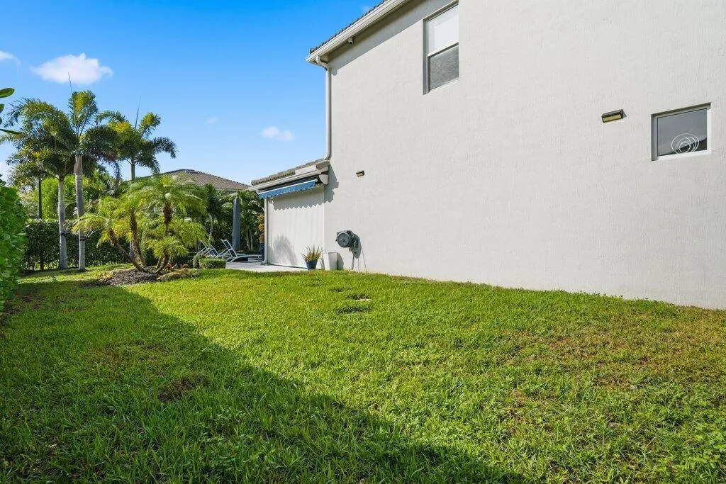 Side Yard.jpg-SMALL