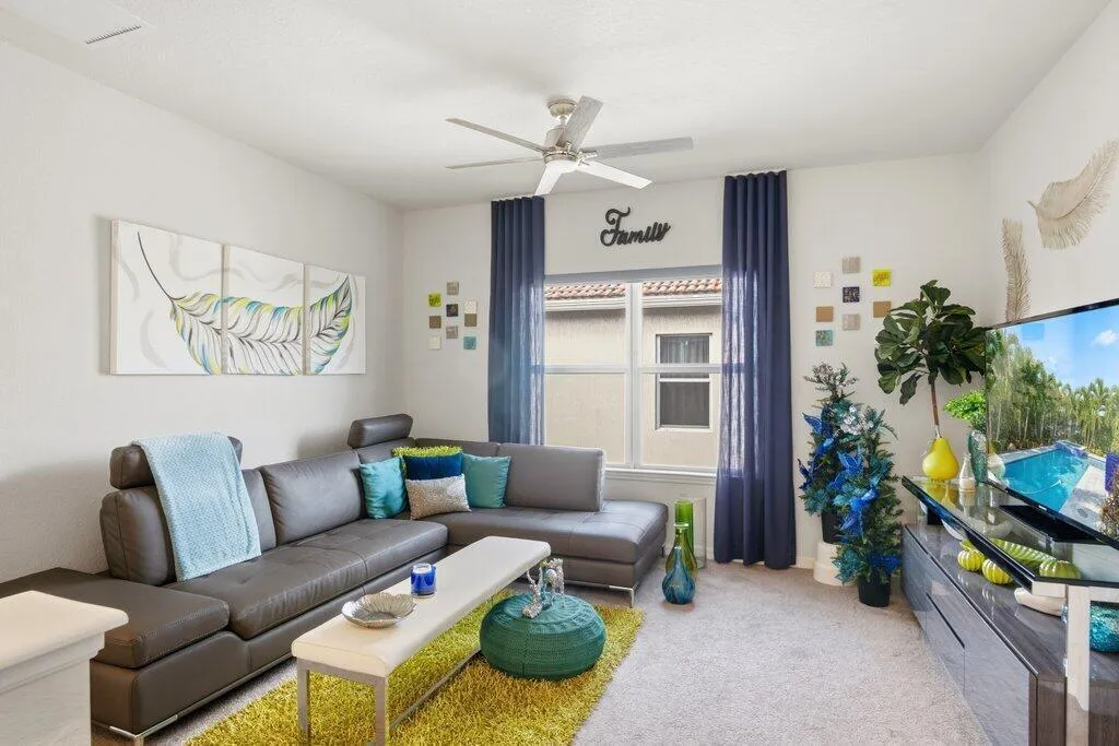 Family Room.jpg-SMALL