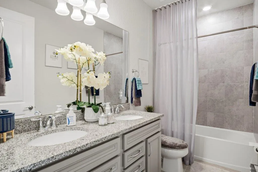Guest Bathroom.jpg-SMALL