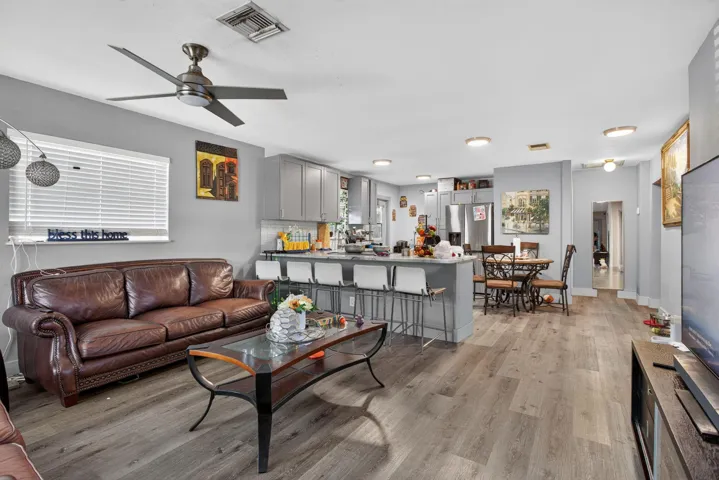 Living and kitchen area