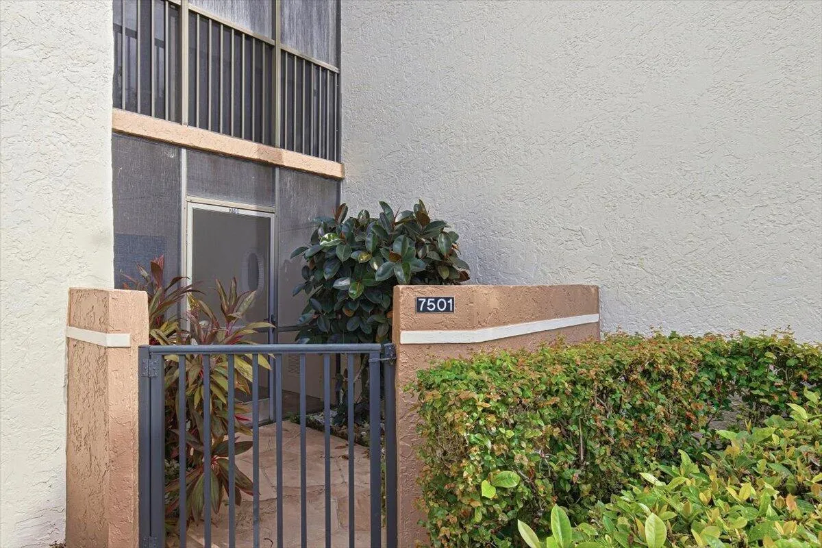 PRIVATE FRONT PATIO