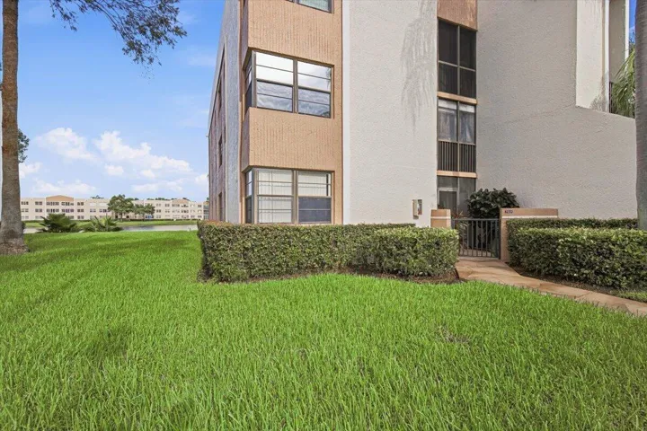 CORNER CONDO