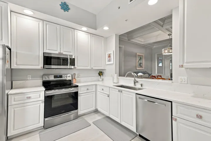 Nice, bright kitchen