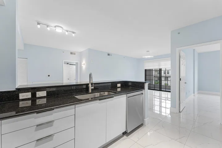 011-233SouthFederalHighway-605-BocaRaton