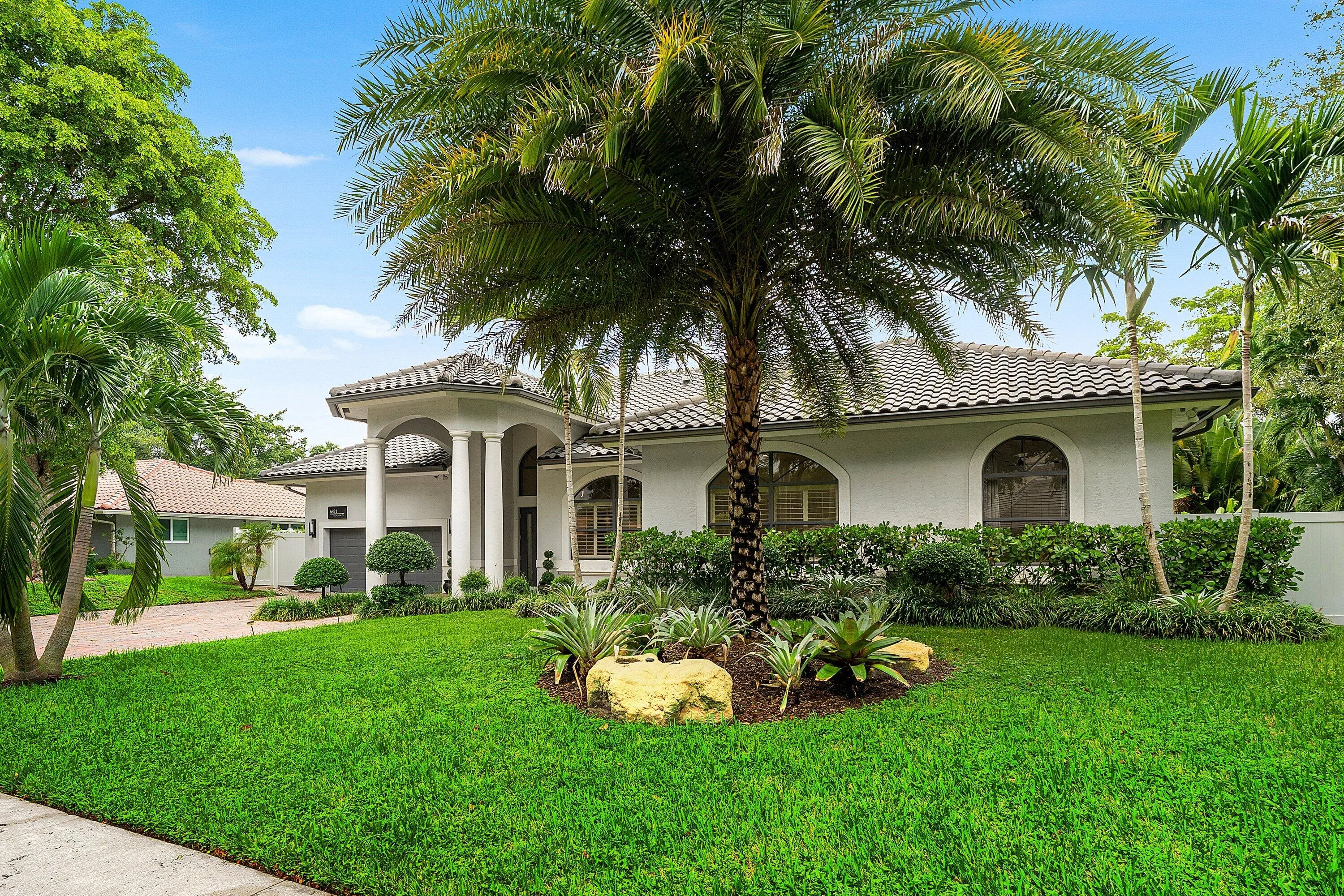 002-6821NorthGrandeDrive-BocaRaton-FL-33