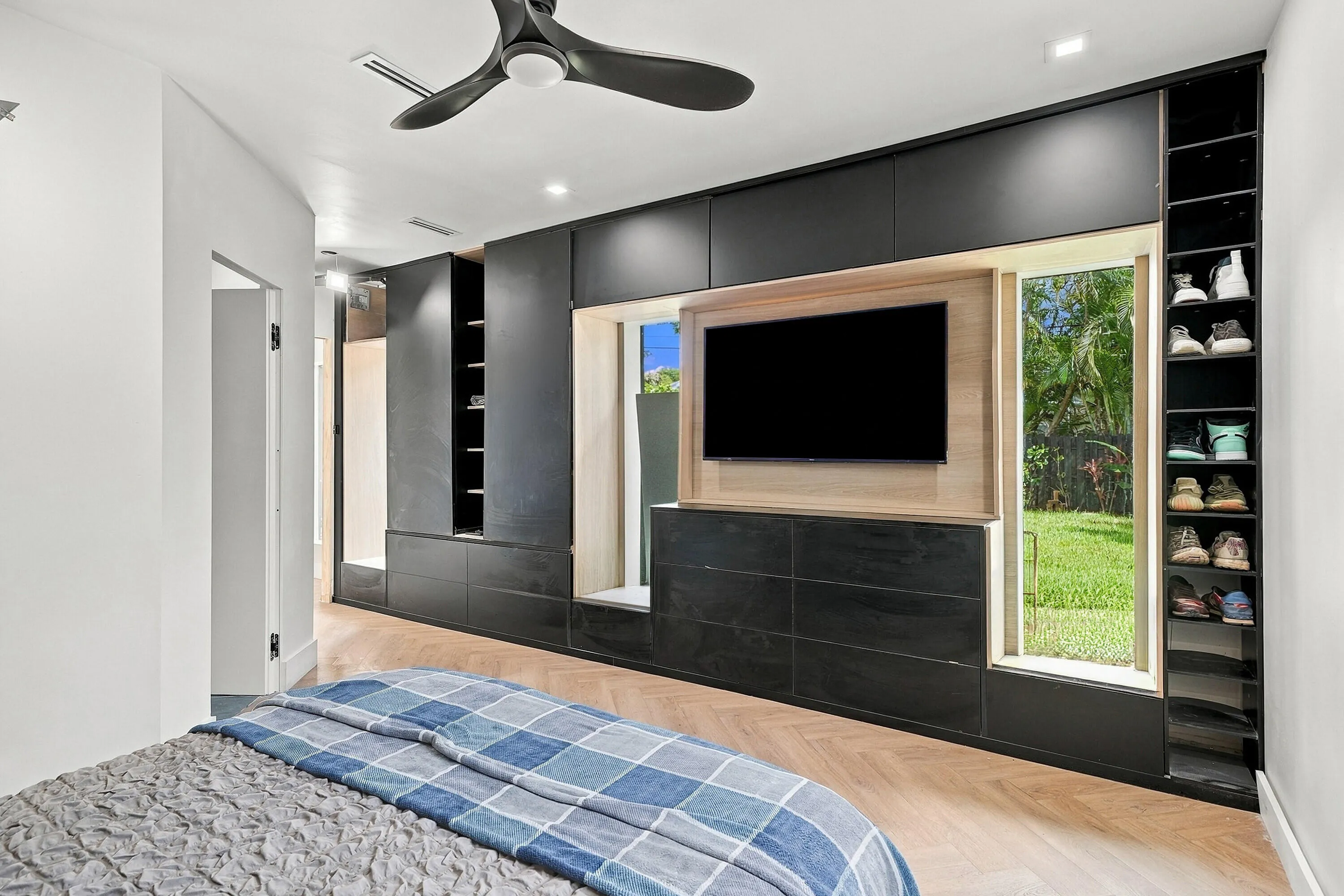 24_primary bedroom