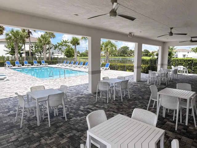 06-community-pool-cabana
