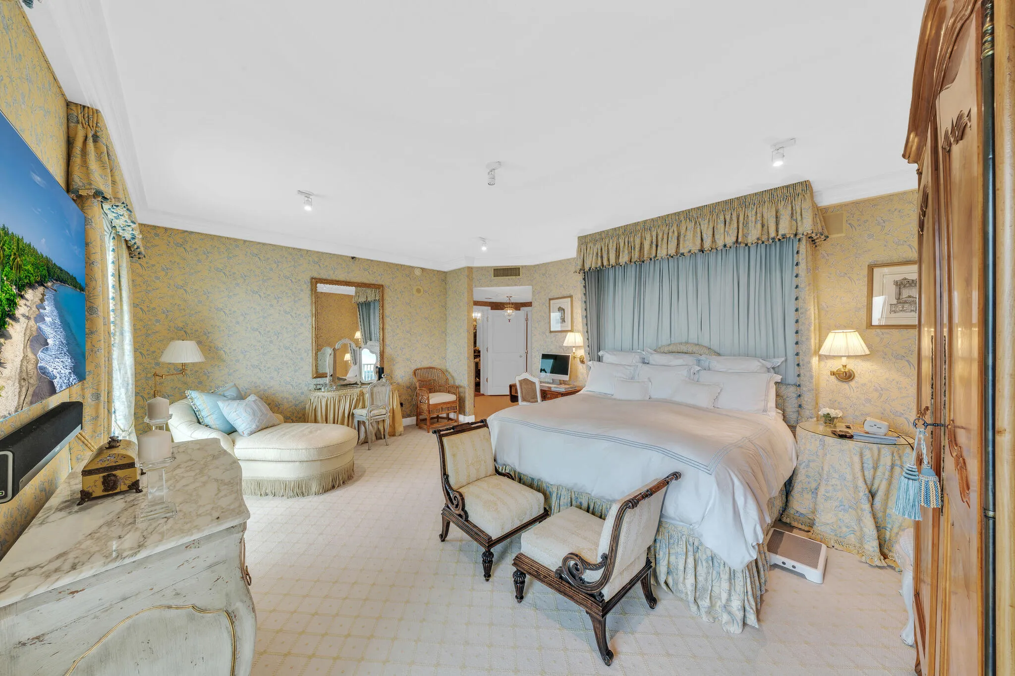 17 Primary Bedroom (1)