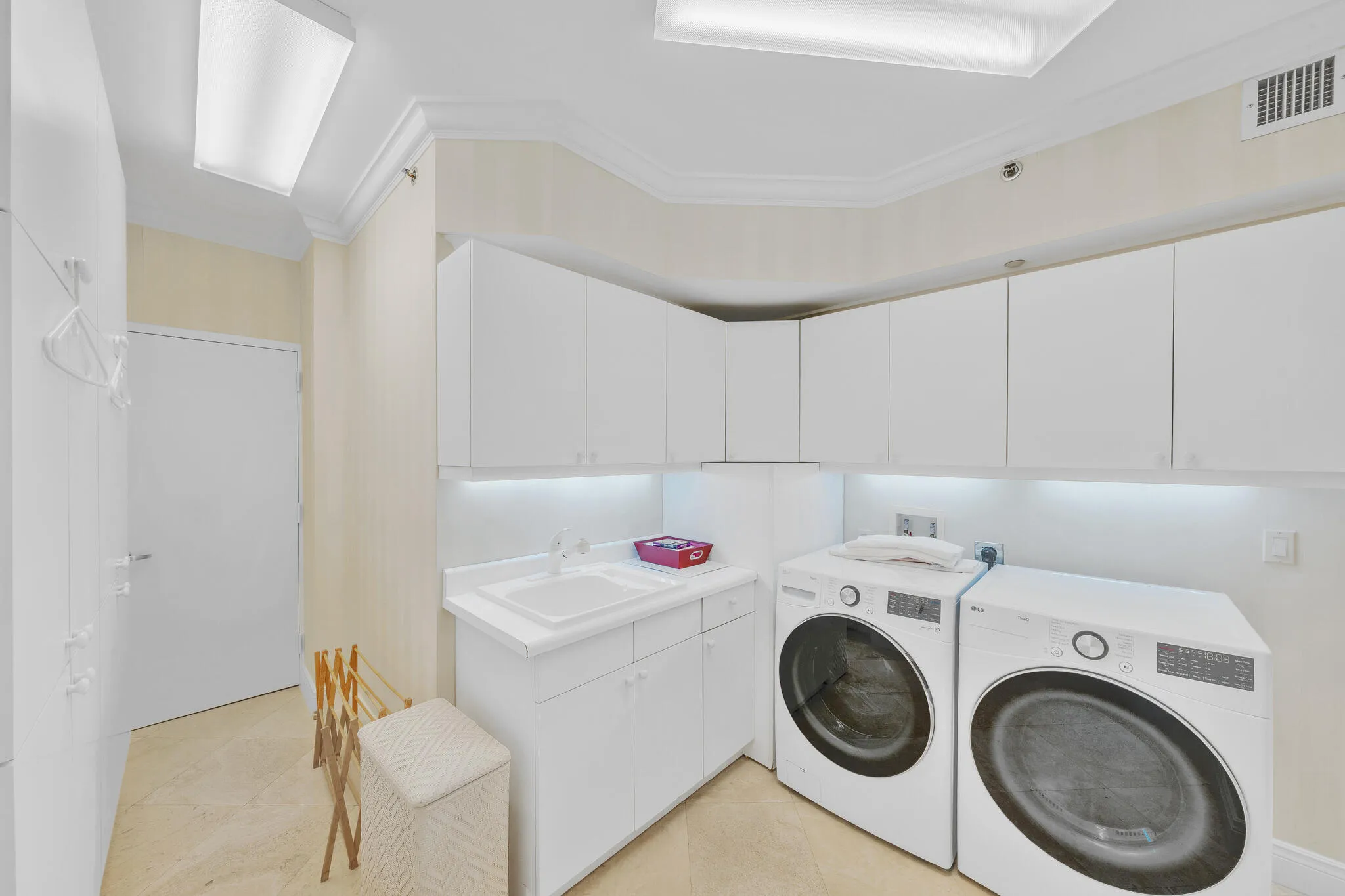 21 Laundry Room (4)