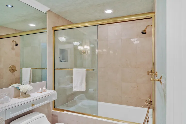 24 Guest Bedroom Suite A (5)
