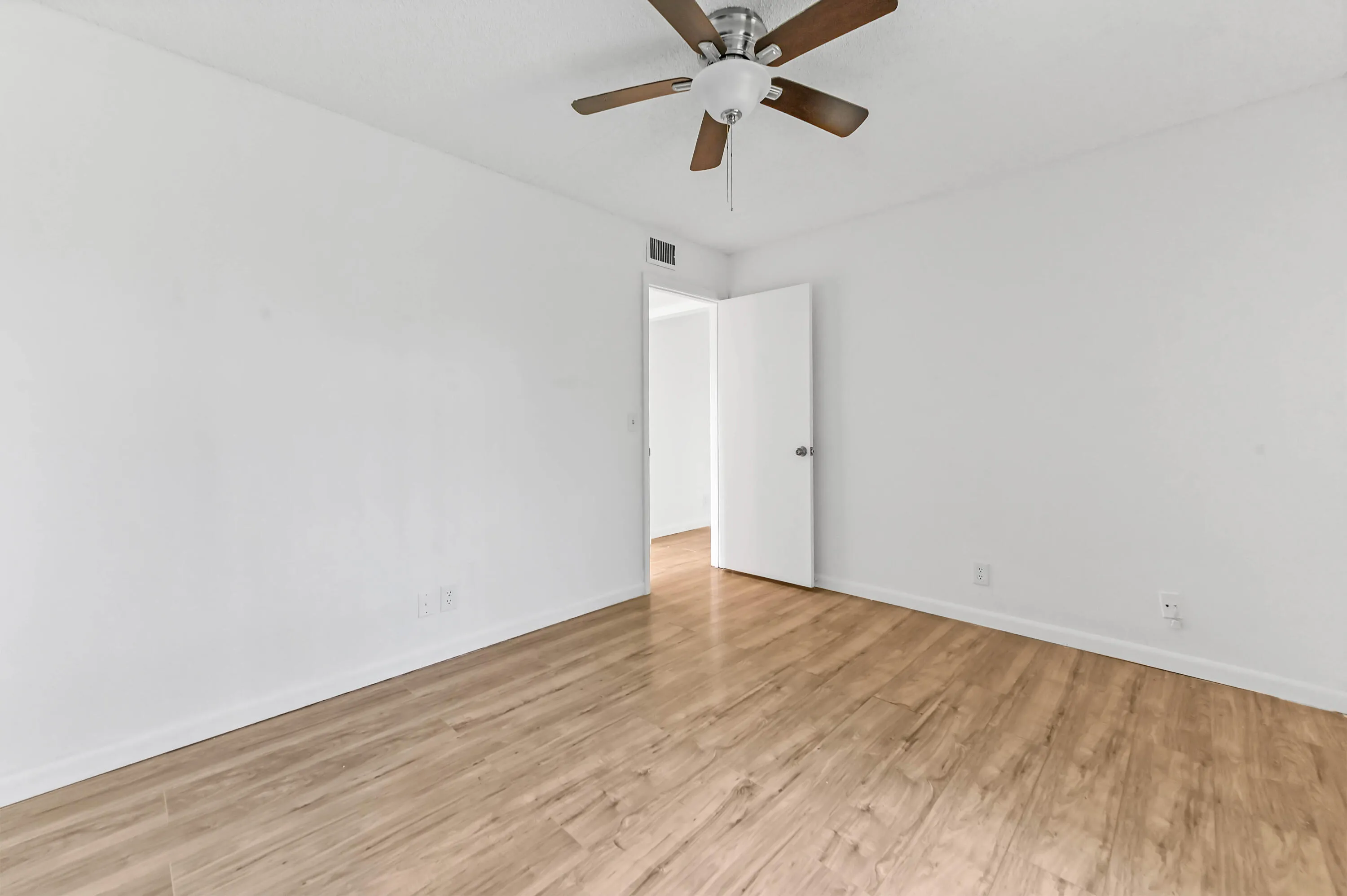 18 Bedroom 01