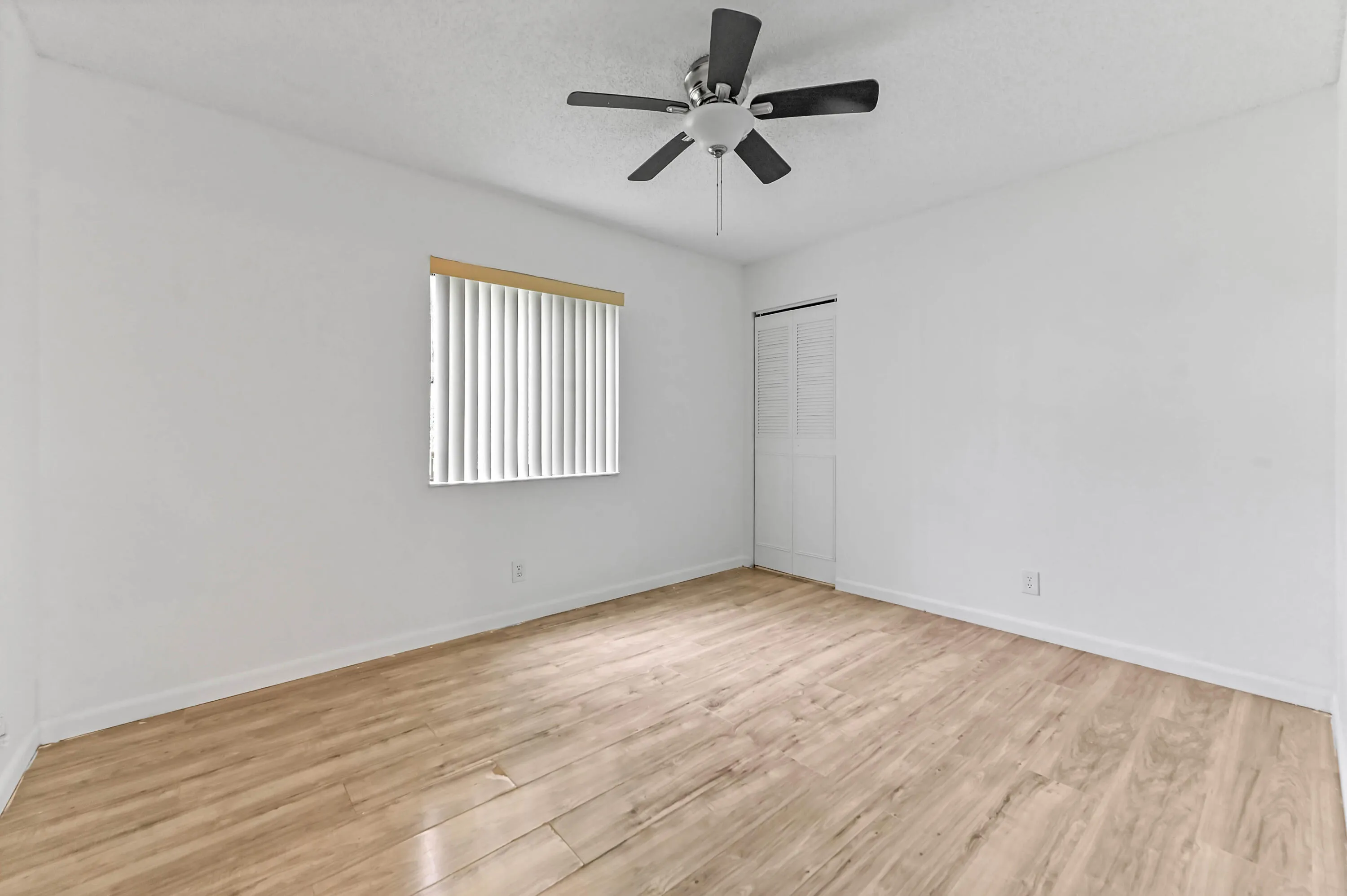 17 Bedroom 01