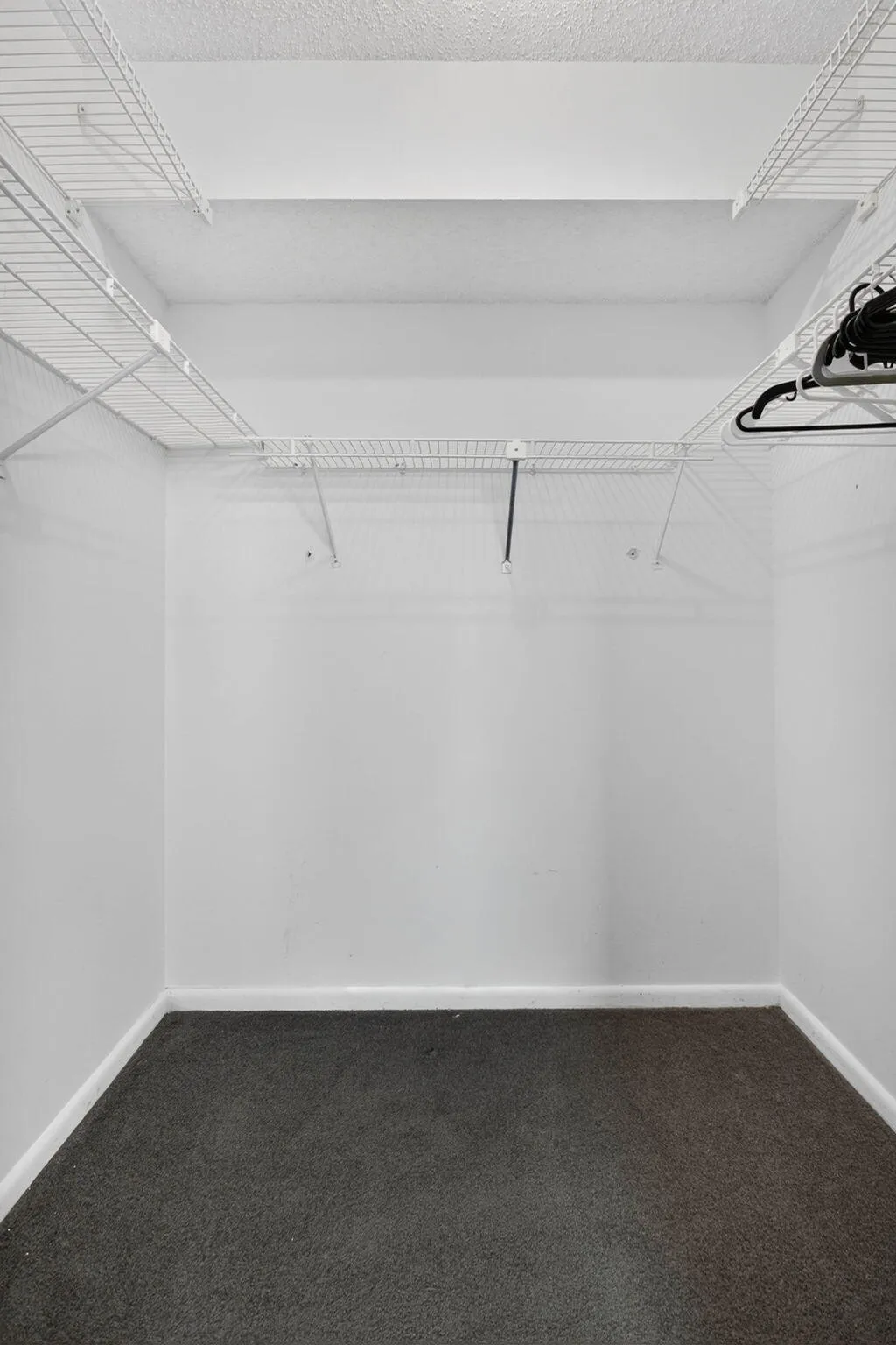WALK IN CLOSET