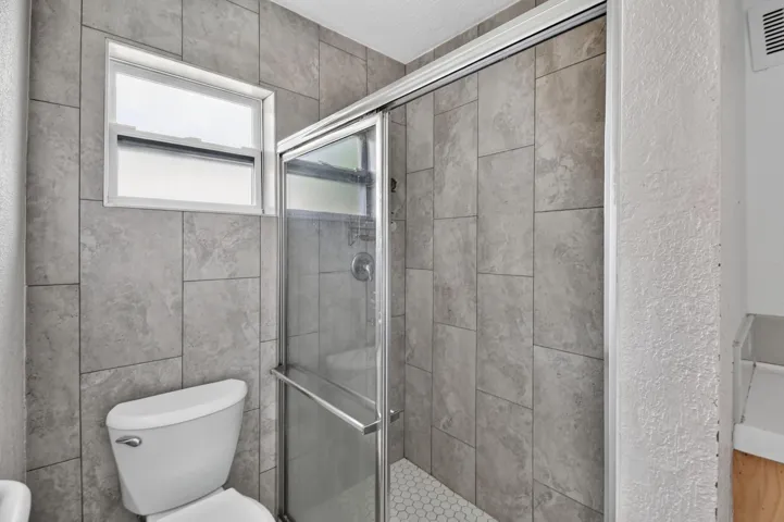 2109NE1stSt(33)