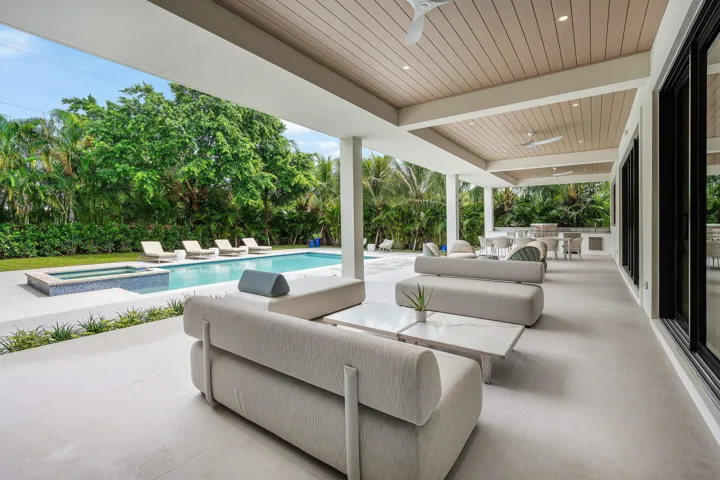 077-145AlhambraPlace-WestPalmBeach-FL-33