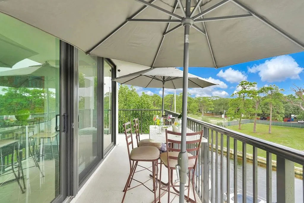 Large wraparound​​‌​​​​‌​​‌‌​‌‌​​​‌‌​‌​‌​‌​​​‌​​ balcony
