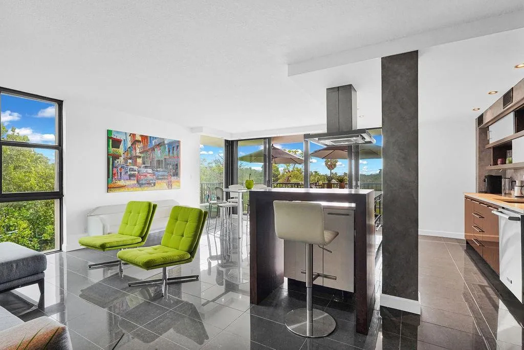 Open kitchen and breakfast bar