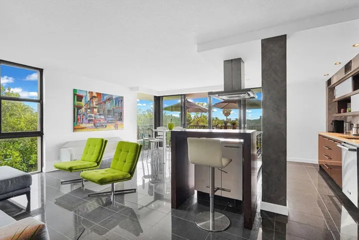 Open kitchen and breakfast bar
