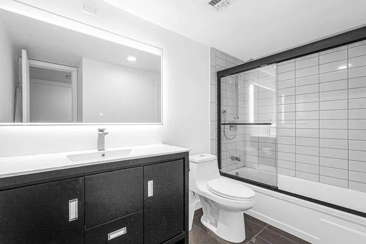 Guest Bath with Tub/Shower Combo