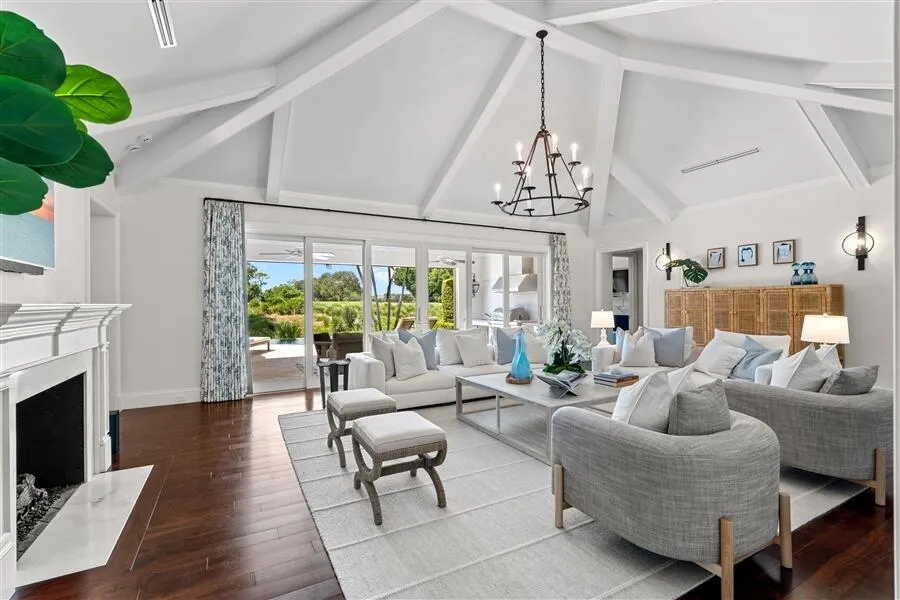 dash_LIVING_ROOM_ANGLE_RIGHT