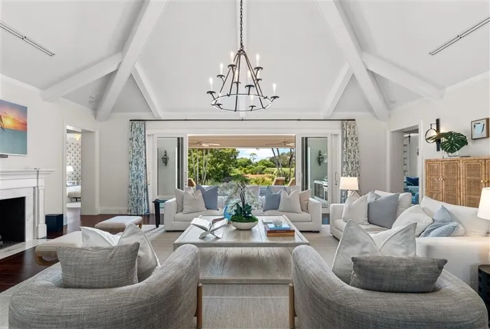 dash_LIVING_ROOM_STRAIGHT