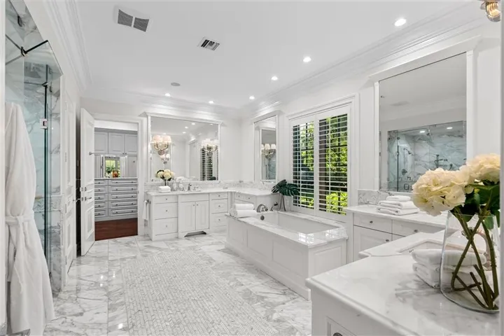 dash_PRIMARY_BATHROOM_ANGLE