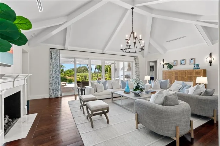 dash_LIVING_ROOM_ANGLE_RIGHT